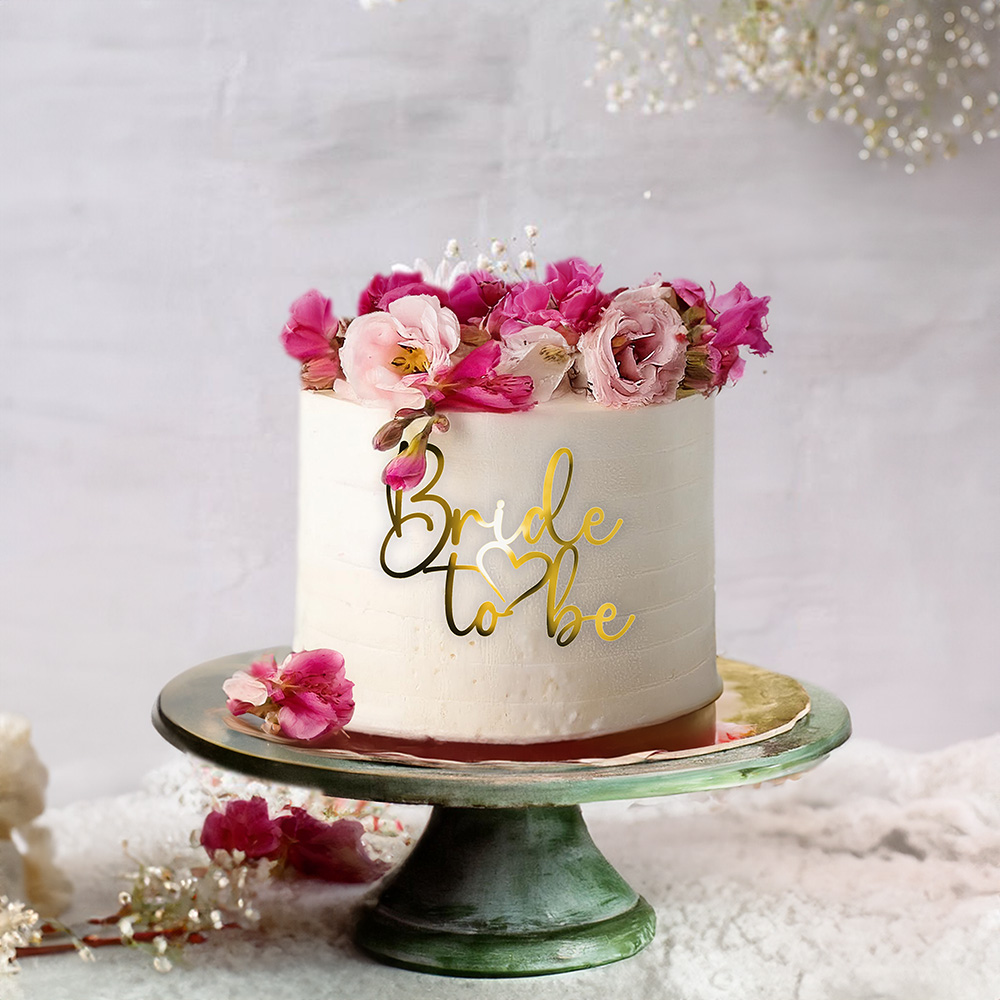 Napis “Bride to be” z pierścionkiem