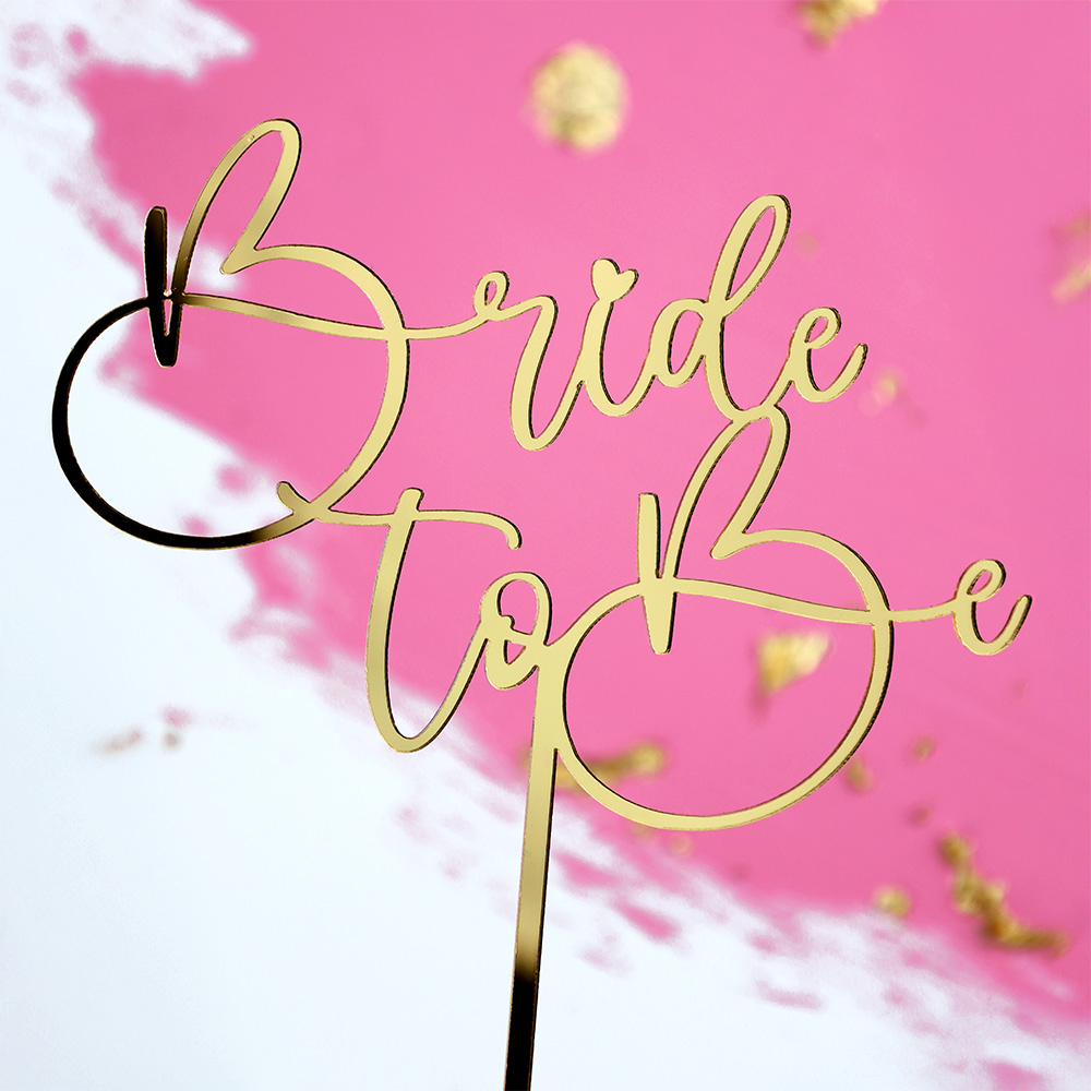 Napis "Bride to be" na tort
