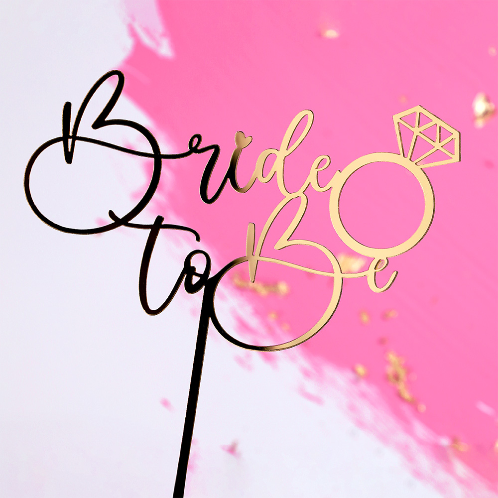Napis "Bride to be" z pierścionkiem