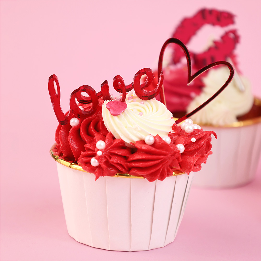 Czerwone ozdoby na babeczki