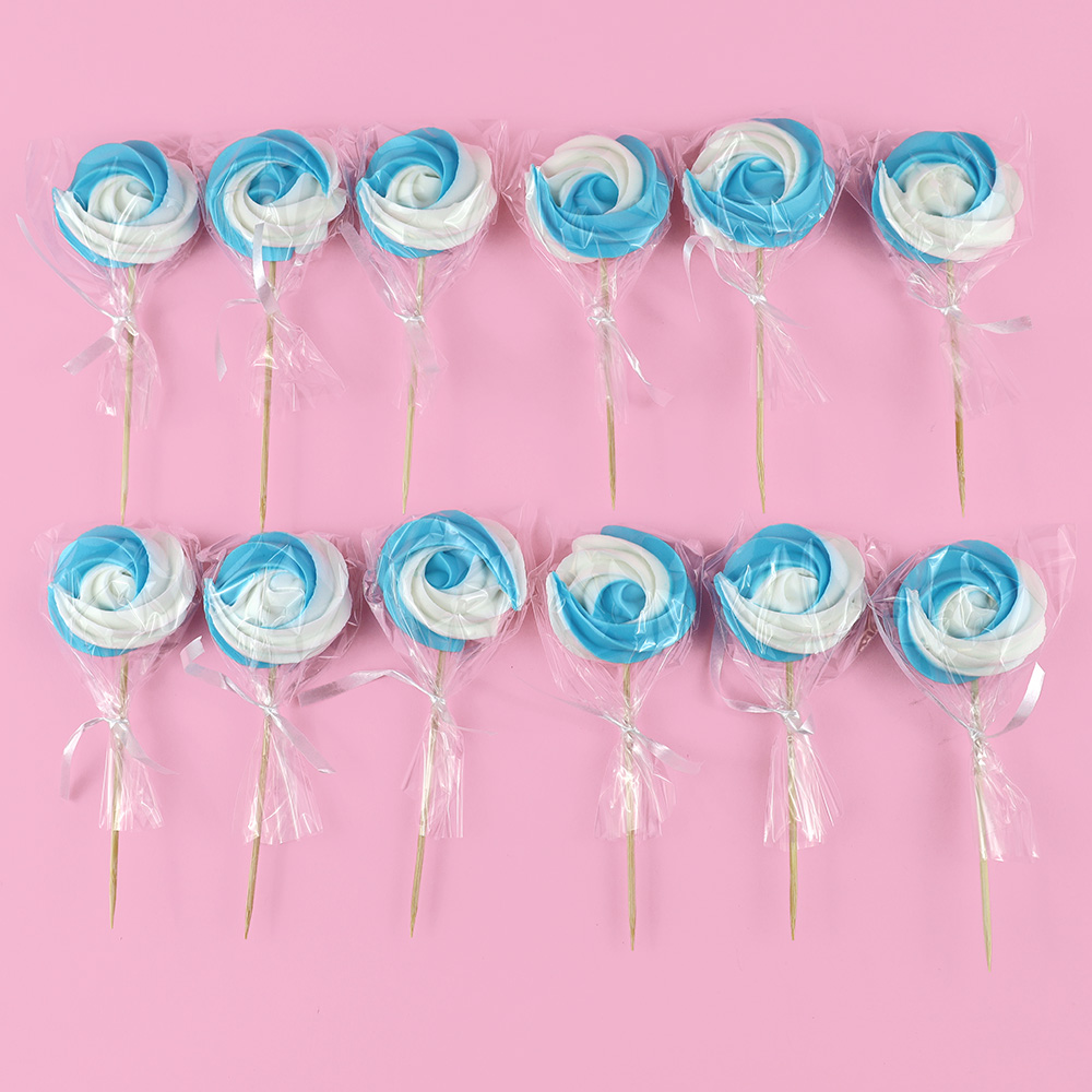 Biało-niebieski lizak cukrowy beza