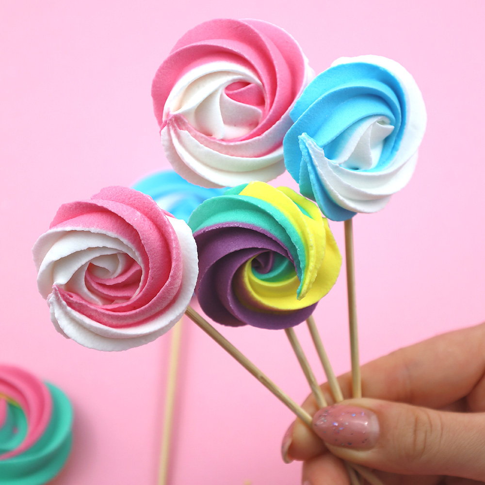 Biało-niebieski lizak cukrowy beza