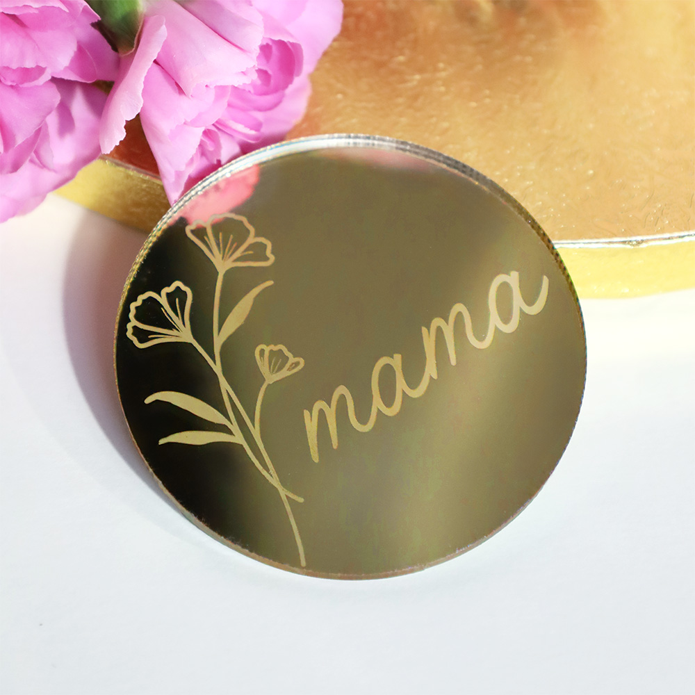 Grawerowany dekor z napisem Mama