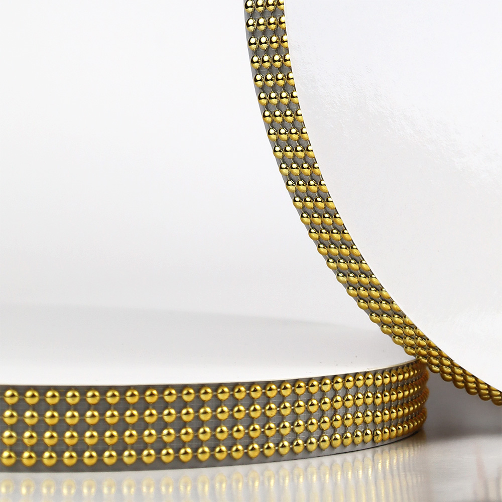 Biały podkład pod tort ze złotą taśmą