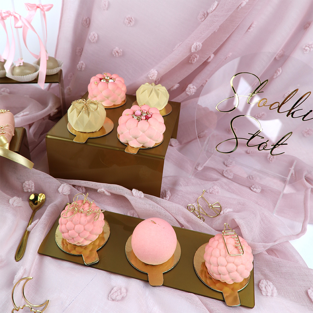 Kwadratowe złote podesty na desery