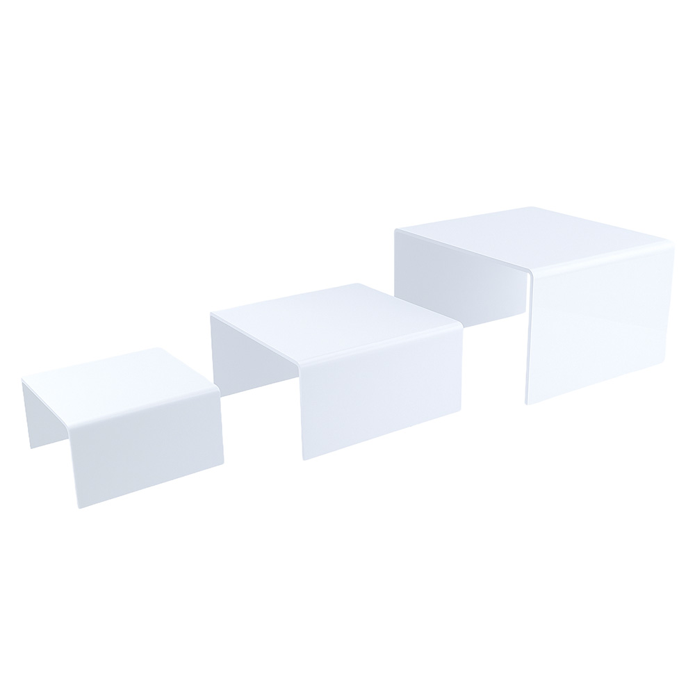 Kwadratowe białe podesty na desery